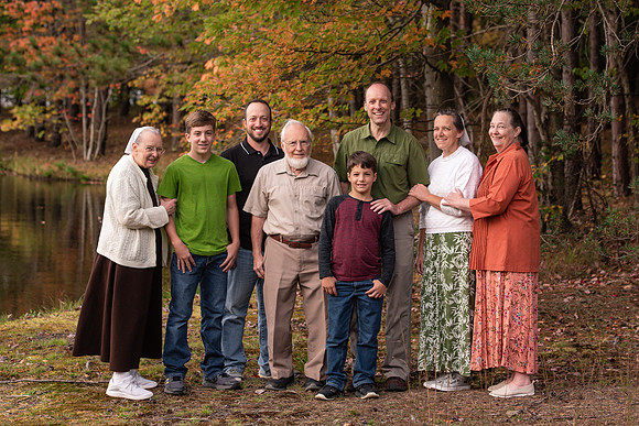 mike_lynnette_extd_family_2023-69